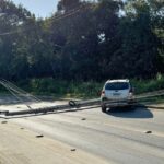 Carro colide contra poste e deixa região do bairro Vila Nova sem energia elétrica