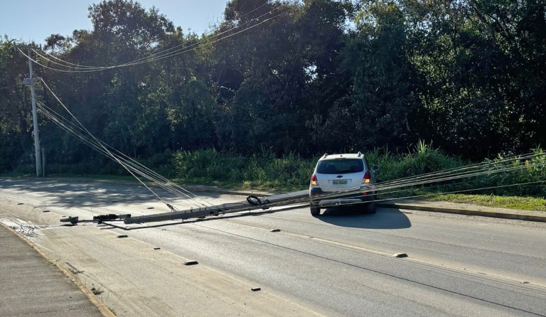 Carro colide contra poste e deixa região do bairro Vila Nova sem energia elétrica