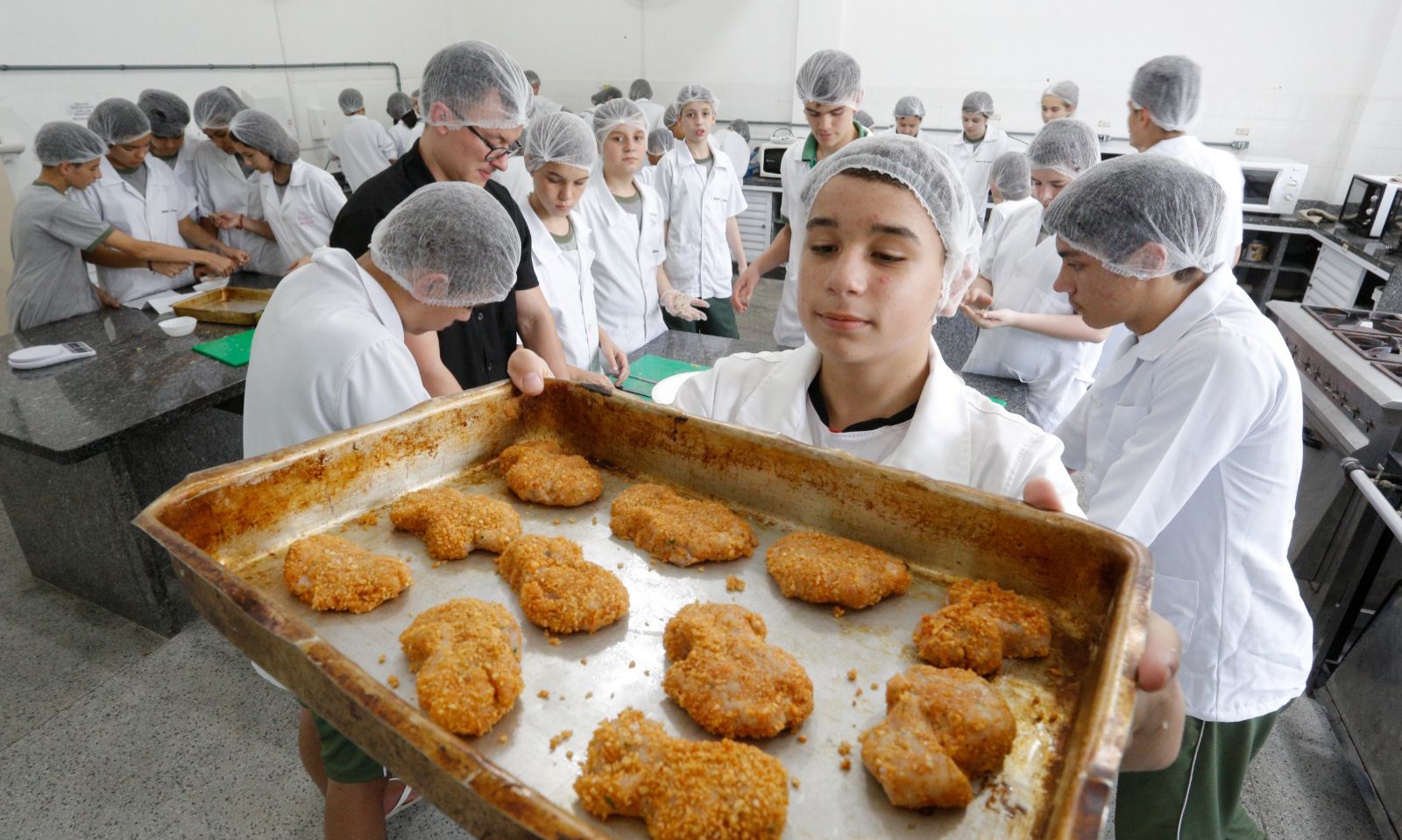 Alunos da Escola Agrícola de Joinville participam de oficina para produção de nuggets de tilápia