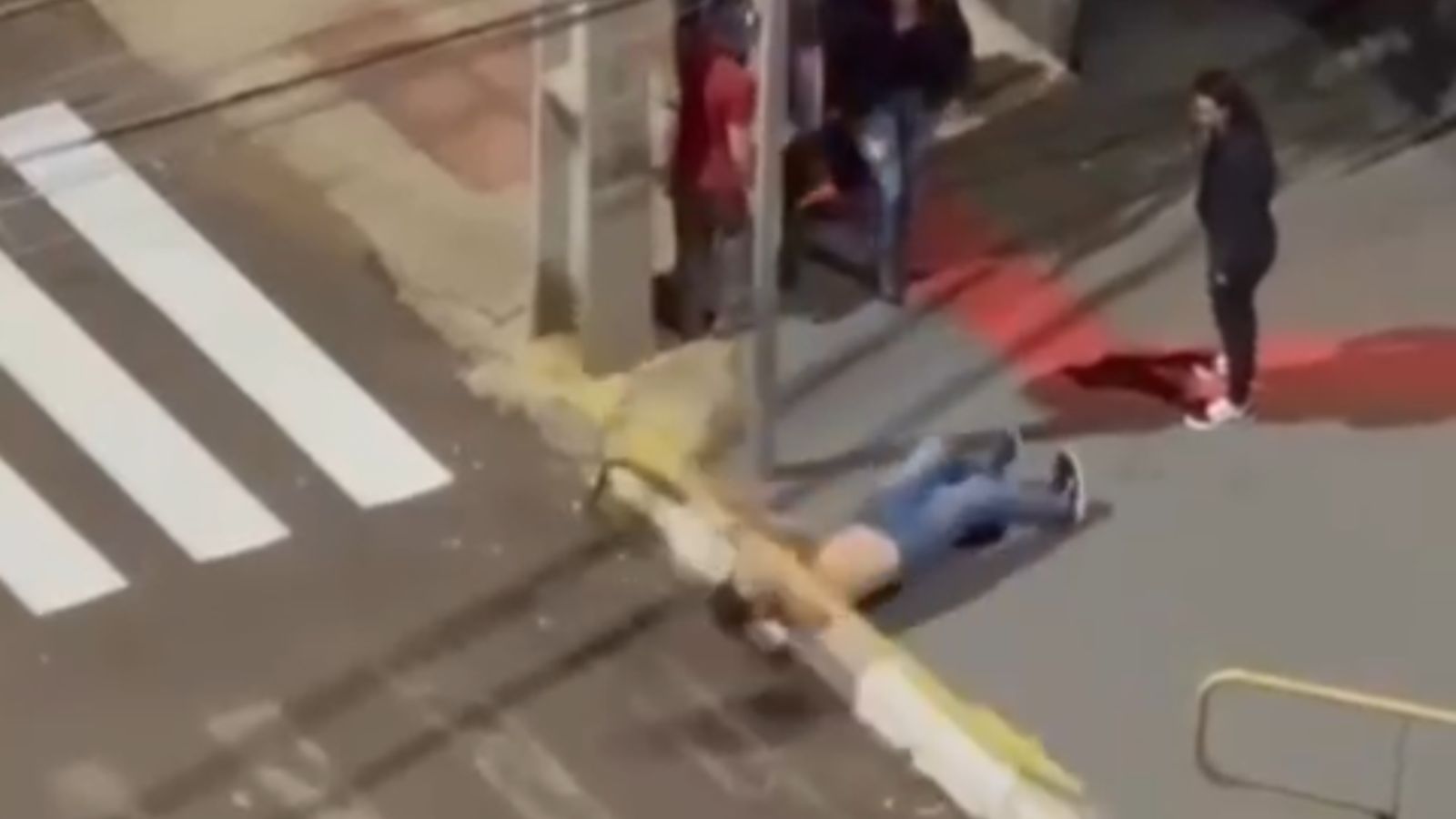Briga na saída de balada em SC termina em “vídeo-cassetada”