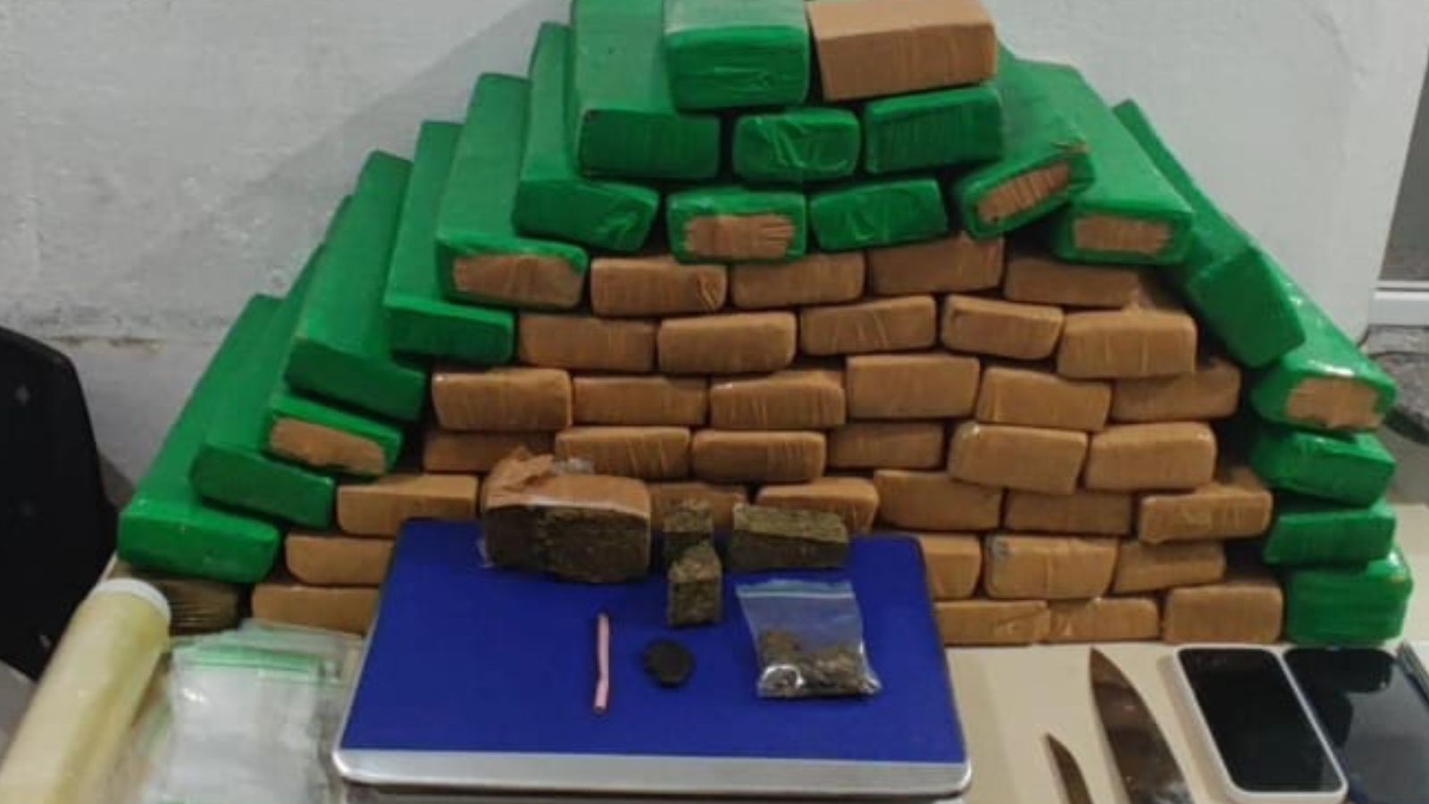'Delivery': Entregador de hamburgueria é preso com 56kg de maconha em Itapema