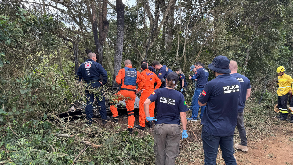 Tragédia aérea em SC: Três corpos são encontrados abraçados; relata delegado-geral
