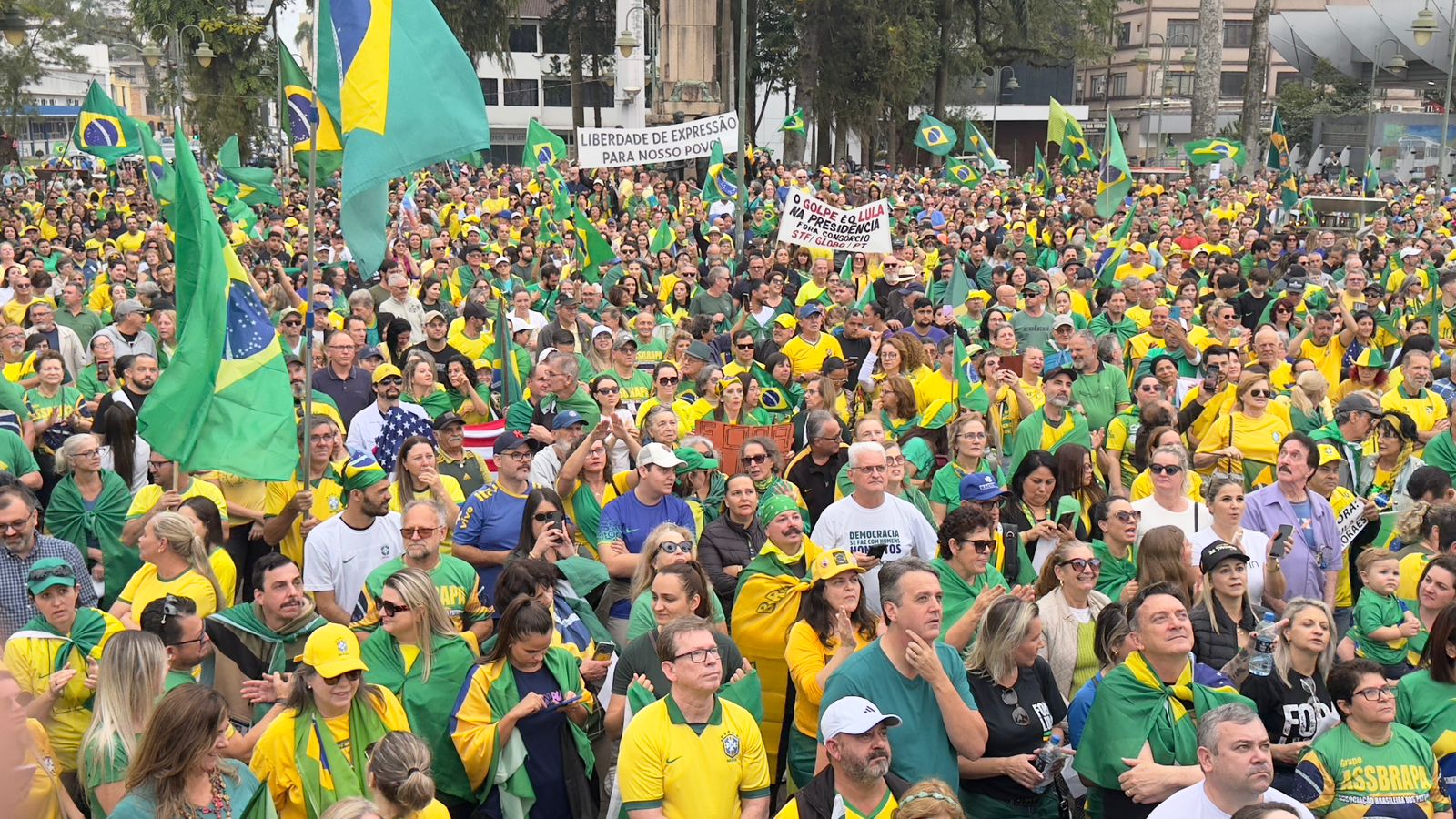 Ato em Joinville reúne mais de 10 mil pessoas com críticas ao STF e ao governo federal