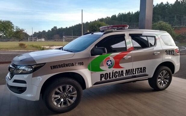 Jovem faz gesto imitando arma para professor e causa confusão em escola de SC