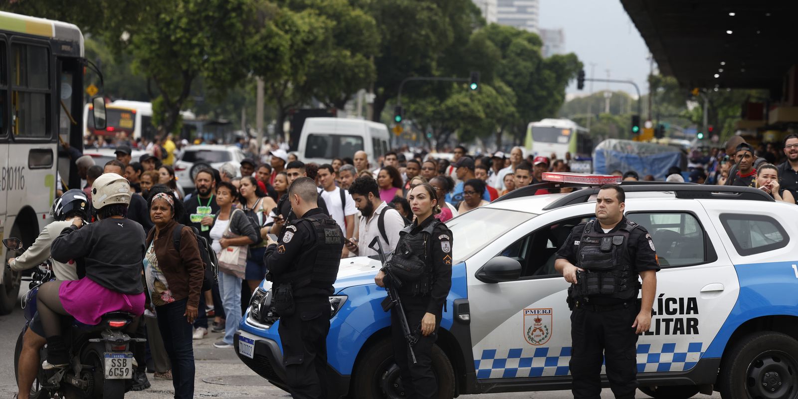 Ação no RJ é cortina de fumaça e expõe população, dizem especialistas| Agência Brasil