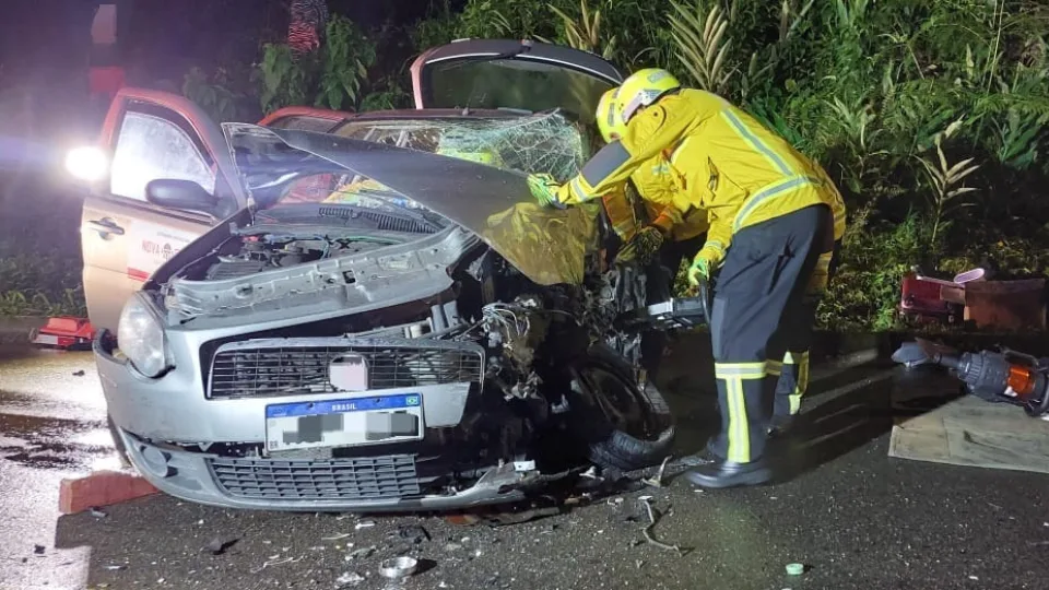 Grave colisão entre carro e ônibus deixa motorista preso às ferragens em SC