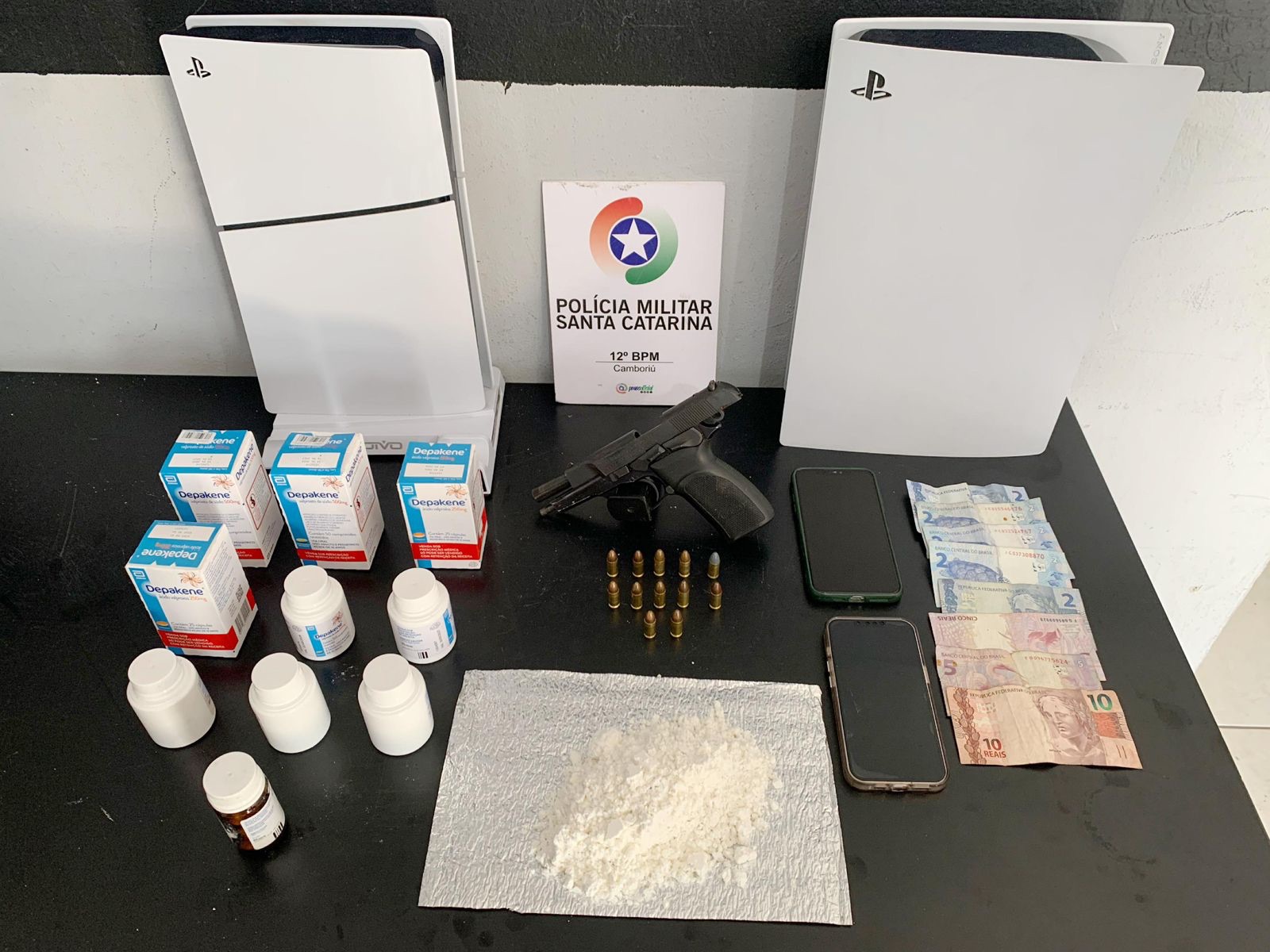 Jovem é flagrado com pistola, cocaína e videogames suspeitos após denúncia de tiros em Camboriú