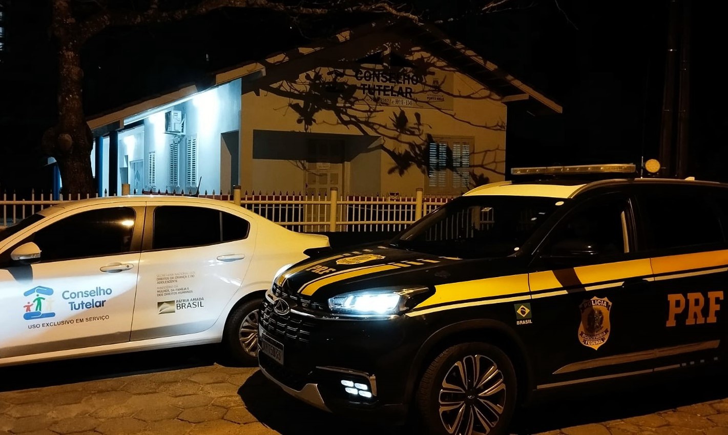 Menino de 8 anos é resgatado caminhando na BR-101 em Porto Belo após ser expulso de casa