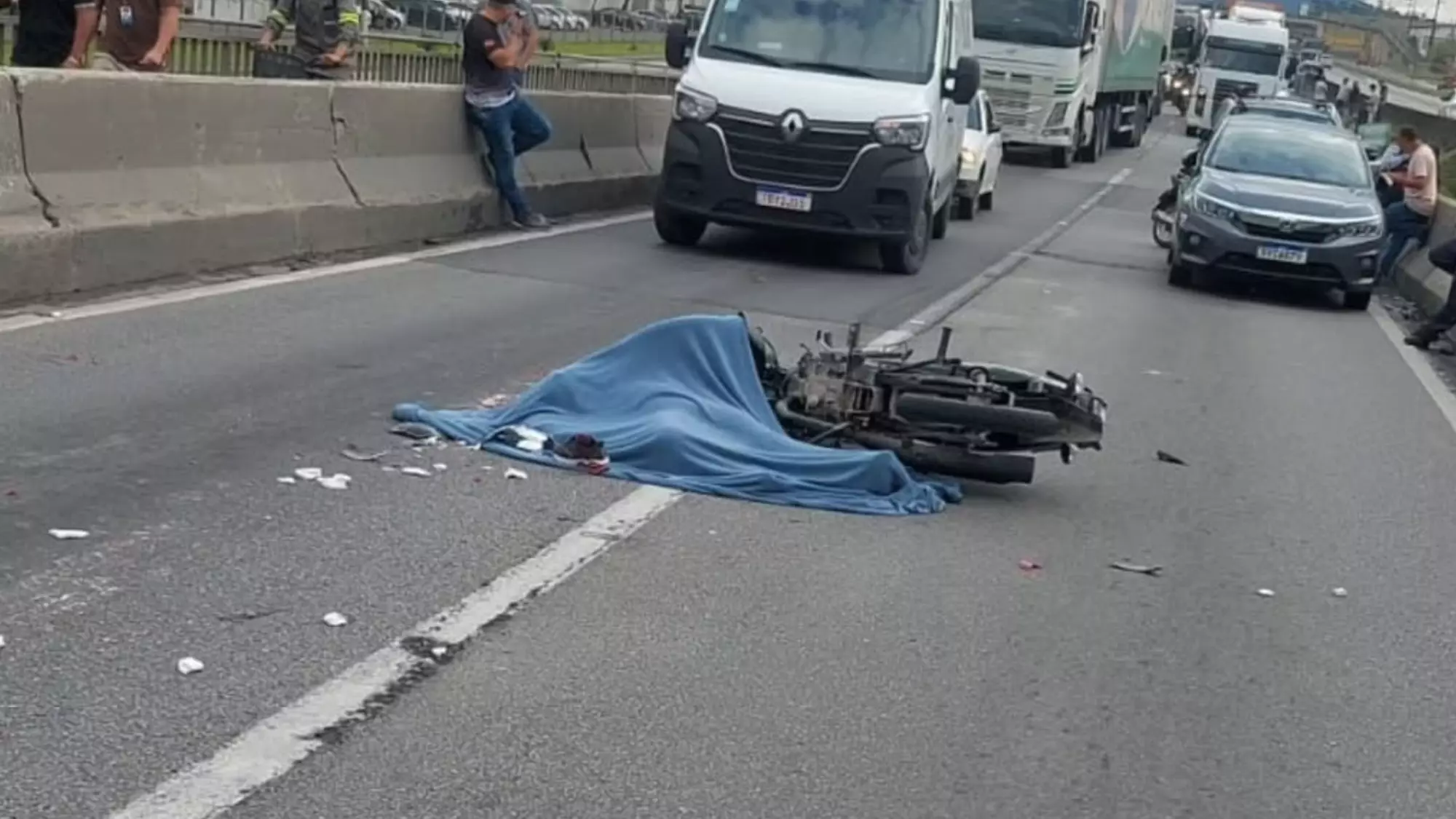 Mulher morre em grave acidente de moto na ponte entre Itajaí e Navegantes na BR-101