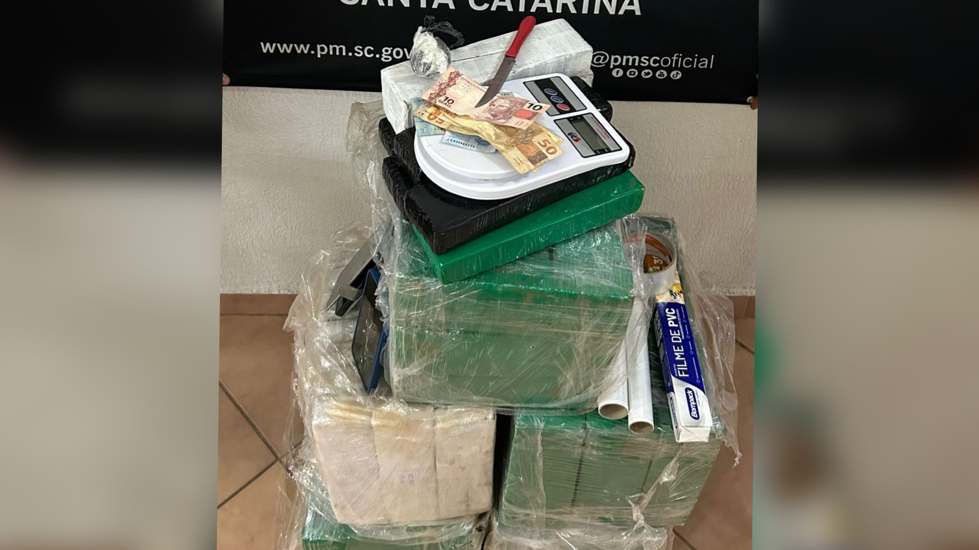 Quase 100 quilos de maconha são apreendidos e dois homens acabam presos em SC