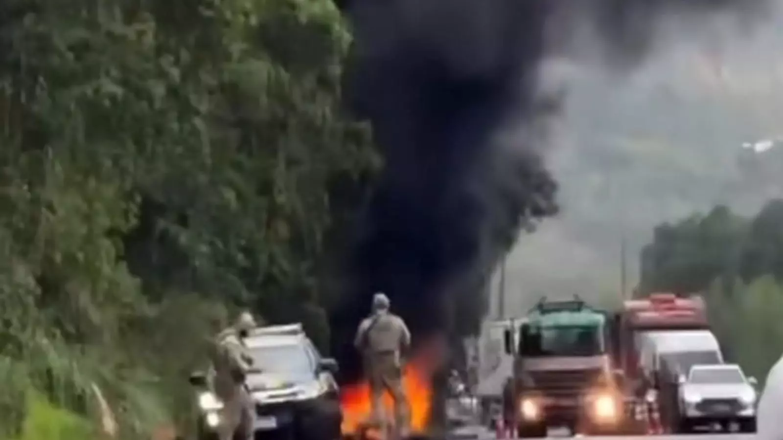 Veículo pega fogo e complica o trânsito no Morro dos Cavalos