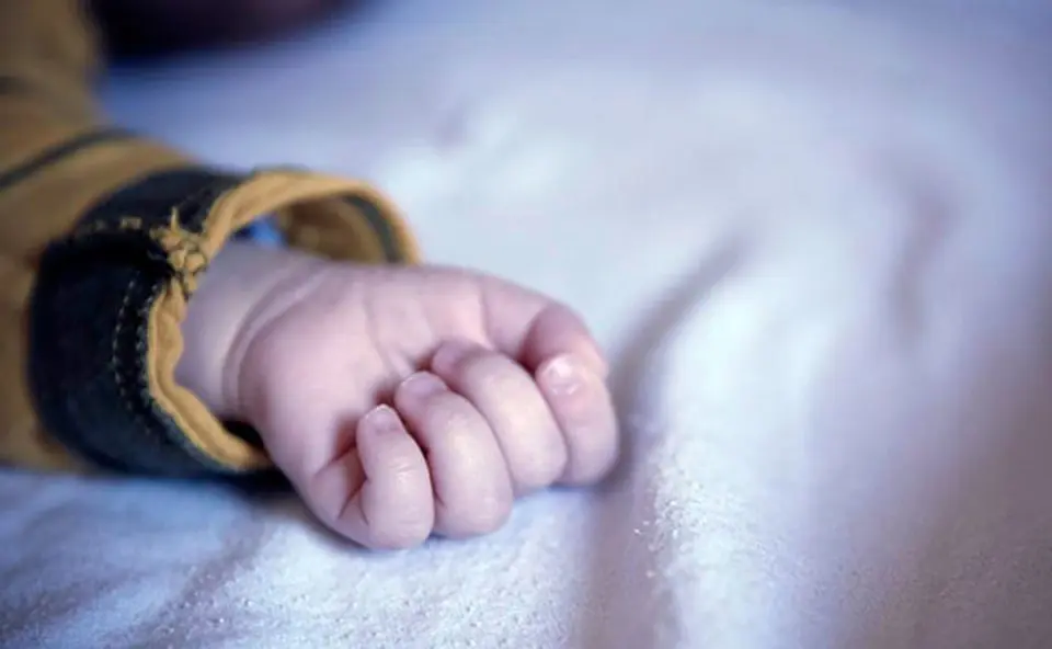 Bebê de 8 meses morre em Joinville após pais consumirem bebida alcoólica e dormirem