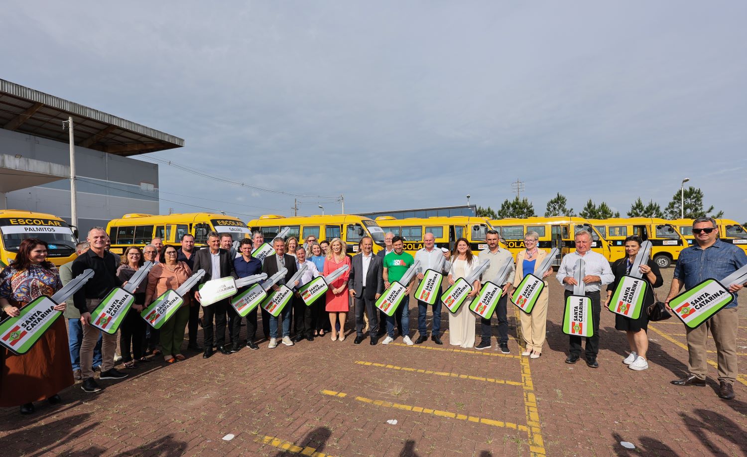 Governo de SC anuncia 100 novos ônibus escolares para transporte de estudantes das redes públicas de ensino - SED