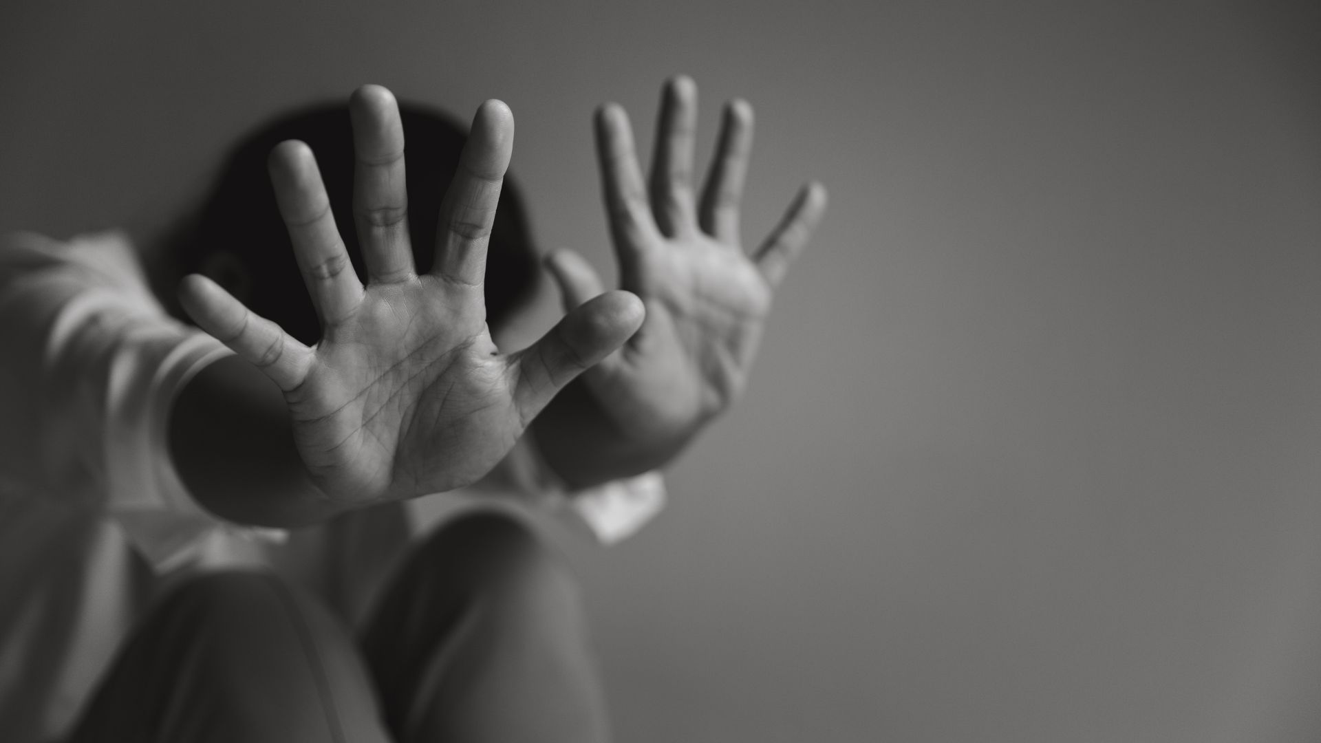 Mulher mascarada invade casa e ataca idosa em SC