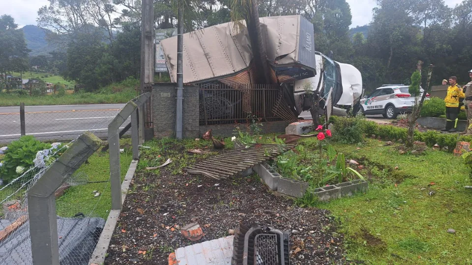 Saída de pista deixa um morto e um ferido na SC-418 em SC