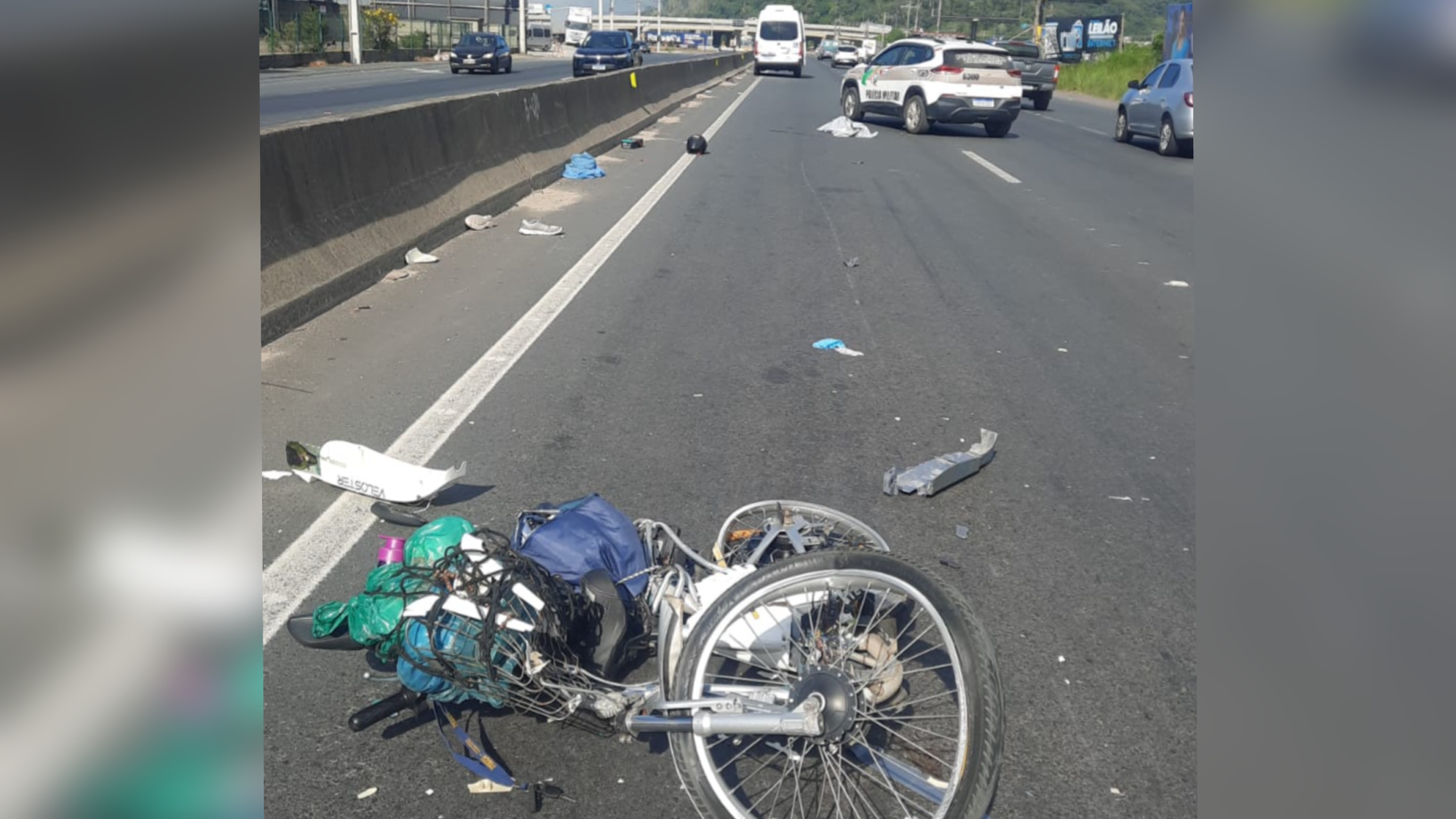 Idoso morre ao tentar atravessar rodovia com bicicleta elétrica em Itajaí