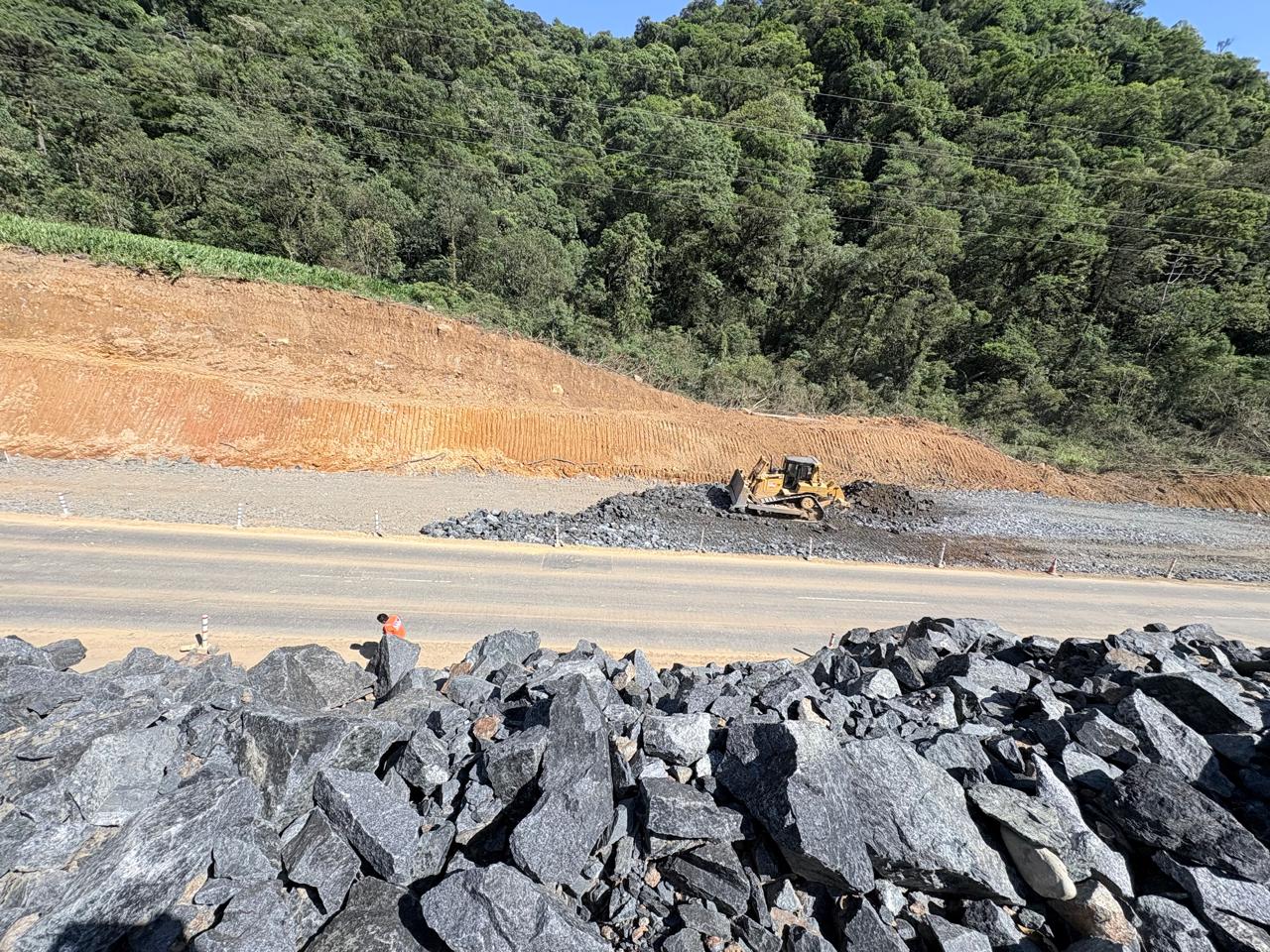 Obras das primeiras áreas de escape de Santa Catarina na SC-418 chegam a 50% de execução