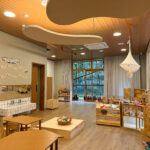 Ateliê de lama, cascata e arquitetura que ensina: Coree International School inaugura novo espaço para a educação infantil em Joinville