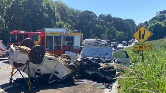 Grave Acidente Na BR-282 Deixa Deixa Dois Mortos E Criança Presa às ...