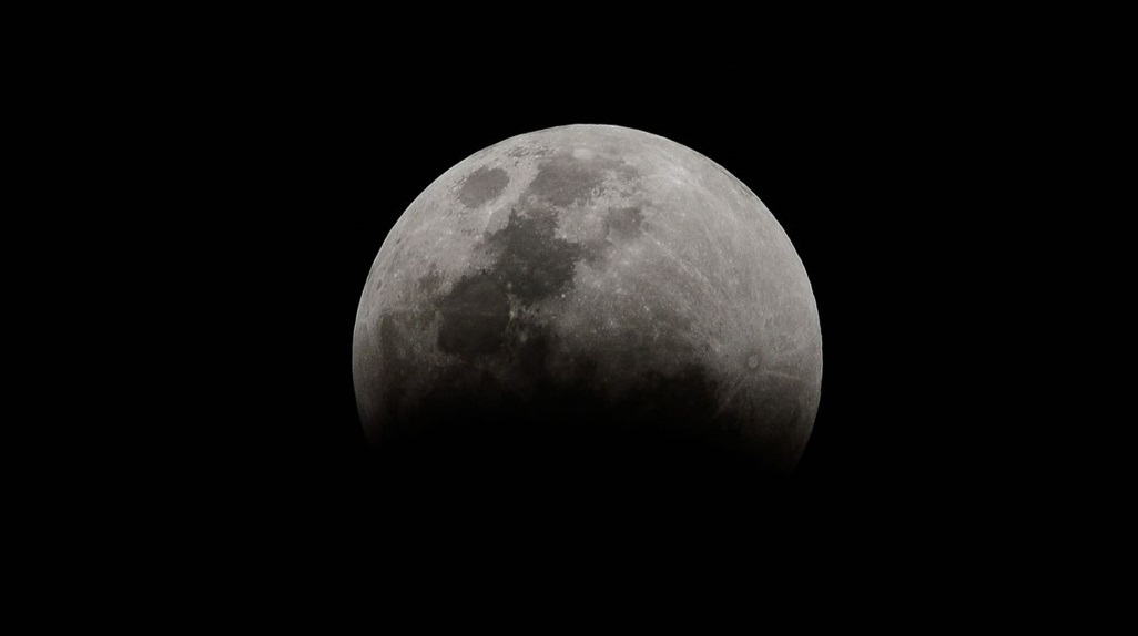 A primeira superlua do ano aparece no céu na noite desta segunda-feira.