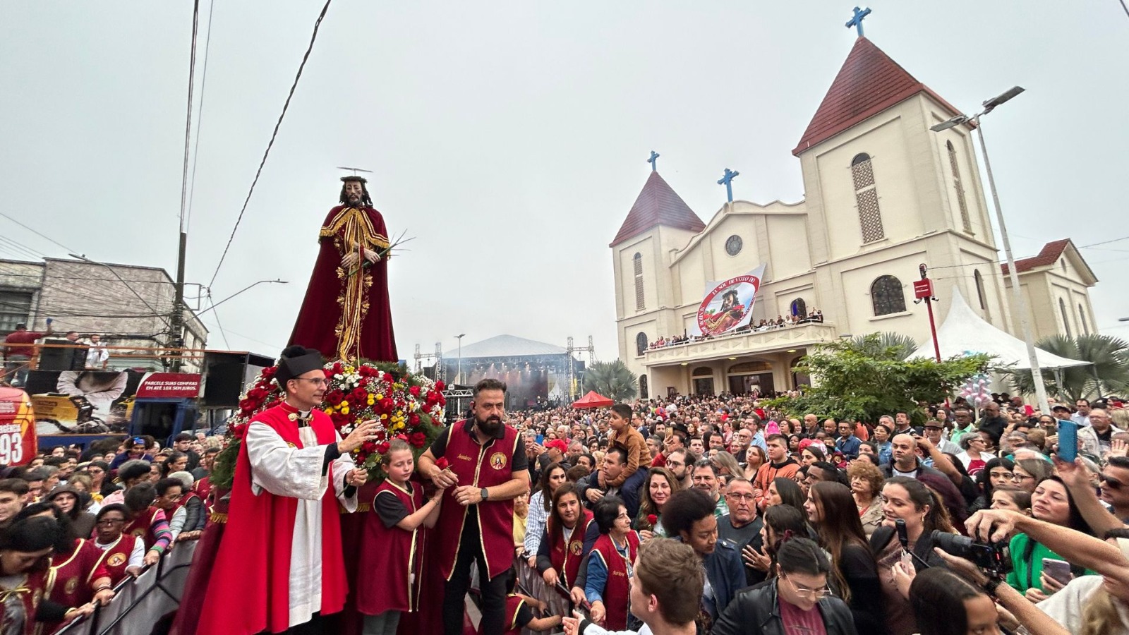 Cerca de 20 mil pessoas participam da procissão na 171ª da Festa do Senhor Bom Jesus