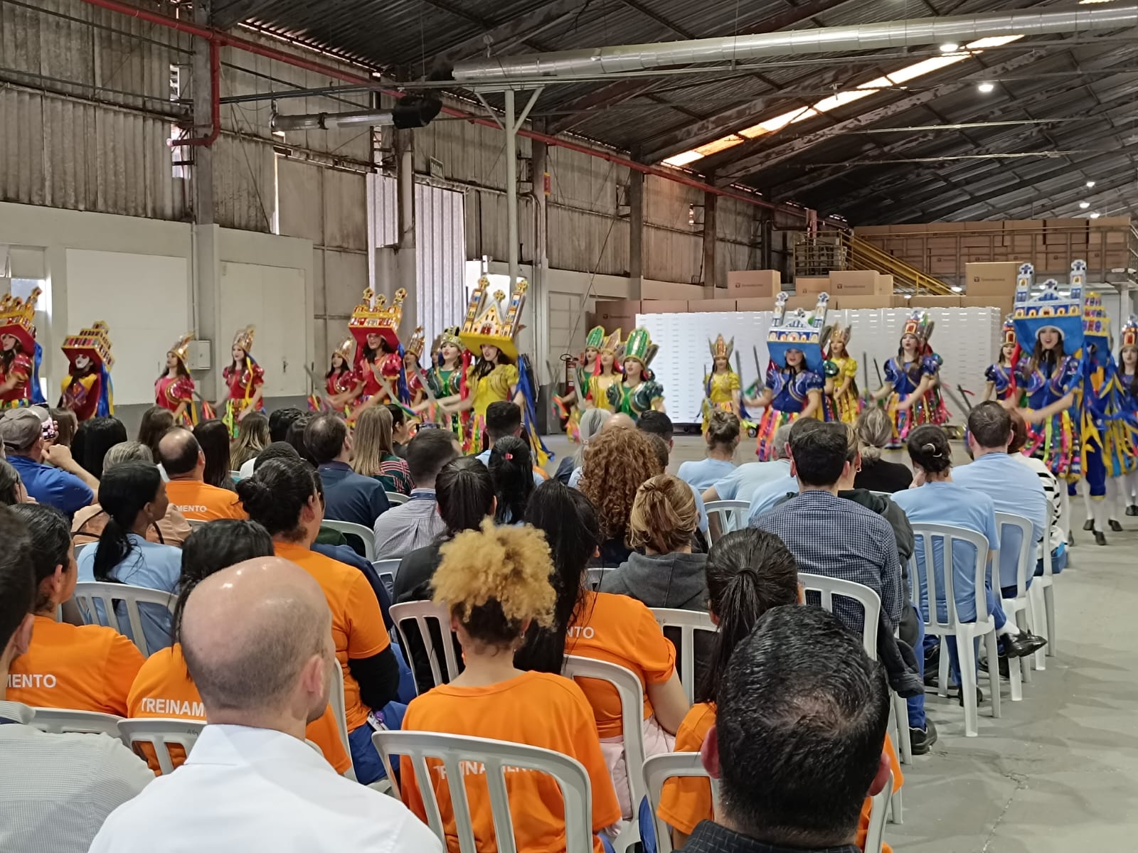 Palco inusitado: bailarinos premiados dançam em fábrica de materiais utilizados em seus figurinos