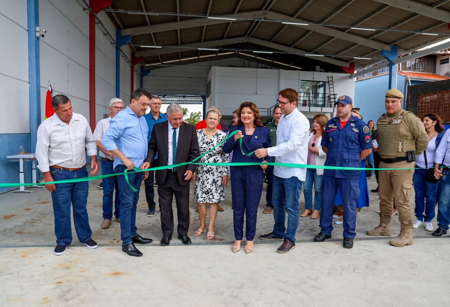 Governadora Marilise Boehm entrega draga em Balneário Barra do Sul