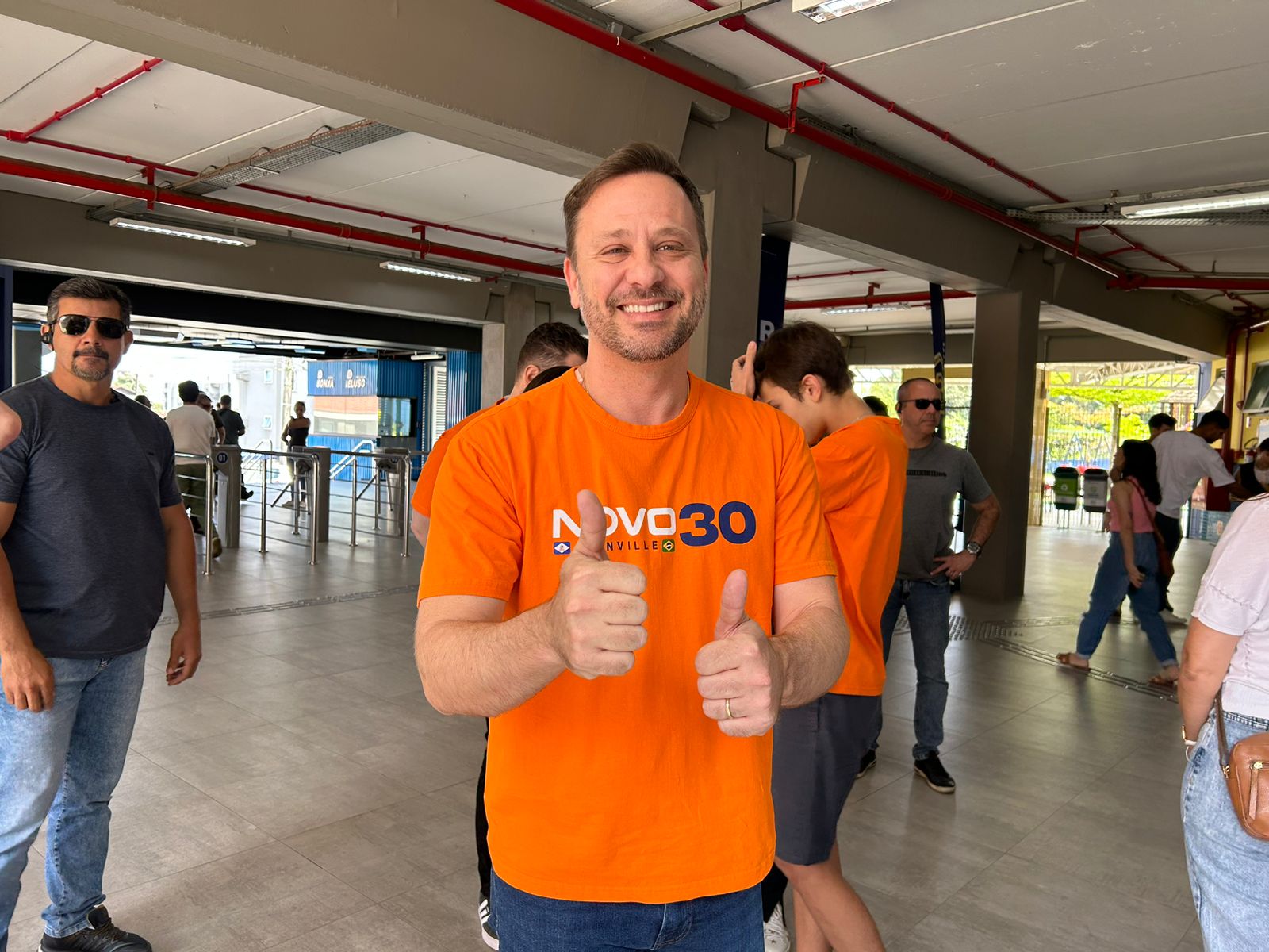 Vídeo: Adriano Silva (NOVO) chega ao local de votação ainda nesta manhã