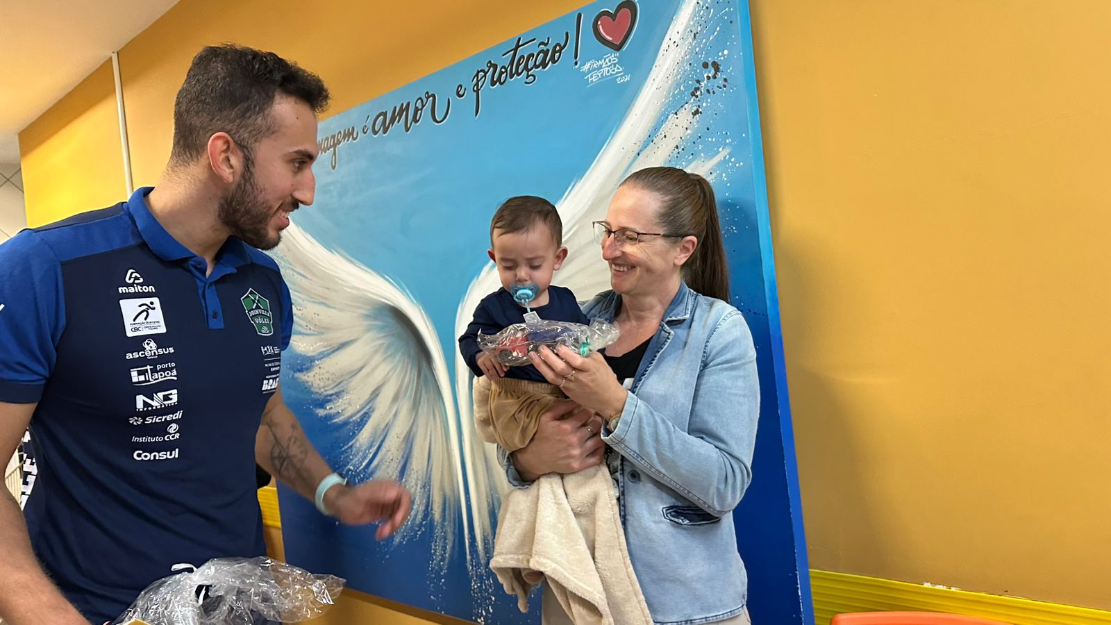 Joinville vôlei entrega presentes para crianças do hospital infantil