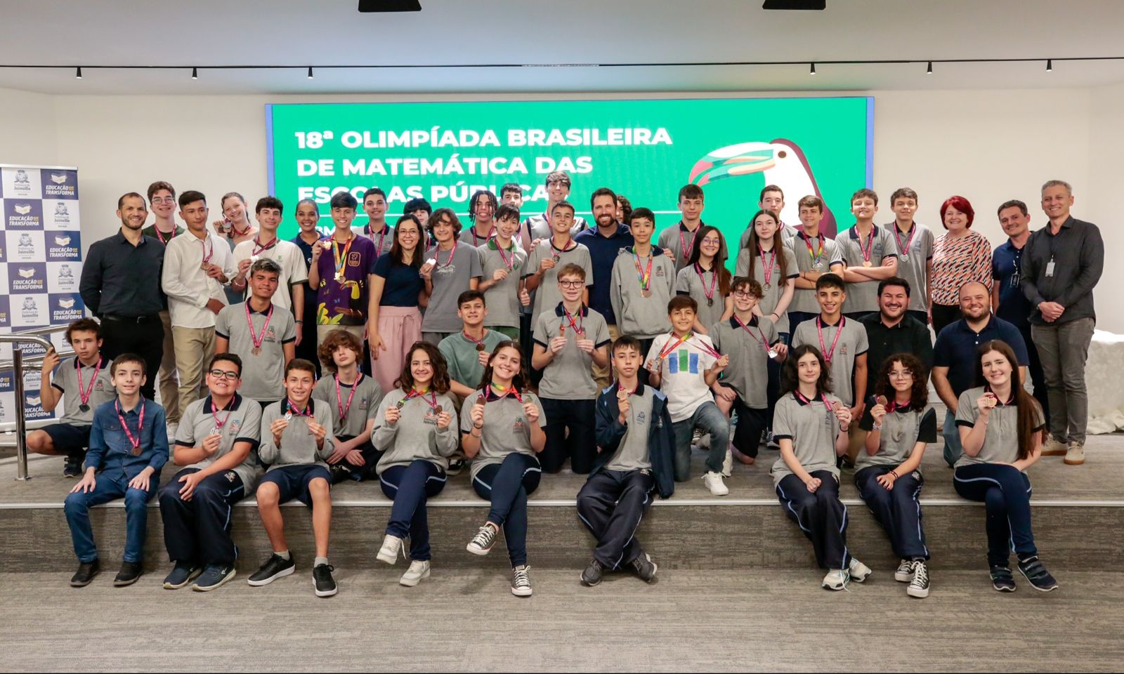 Medalhistas da OBMEP são reconhecidos em cerimônia de premiação em Joinville