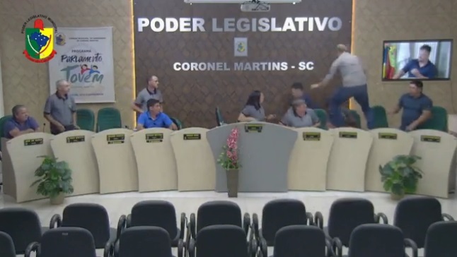 VÍDEO: sessão legislativa termina em confusão e perseguição entre vereadores em Santa Catarina