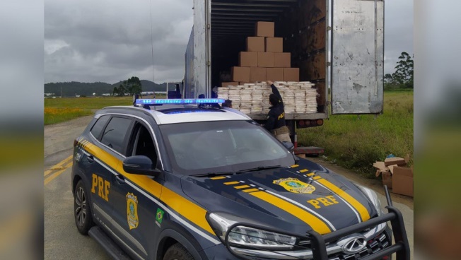 Caminhão com carga milionária de cocaína é apreendido na BR-101