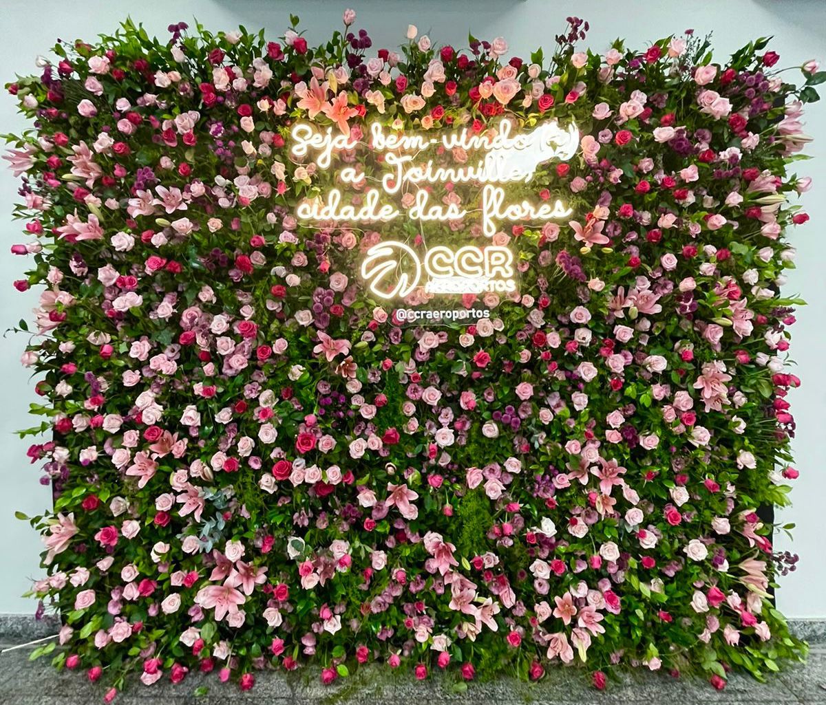 Decoração com milhares de rosas recepciona turistas no Aeroporto de Joinville