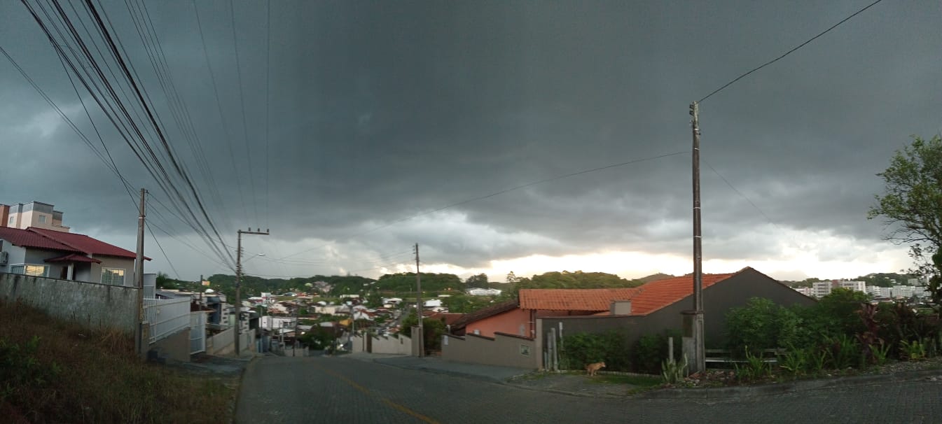 Frente fria provoca risco elevado de temporais em Santa Catarina nesta quarta-feira