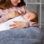 Mulher tenta vacinar bebê reborn em posto de saúde do Litoral Norte