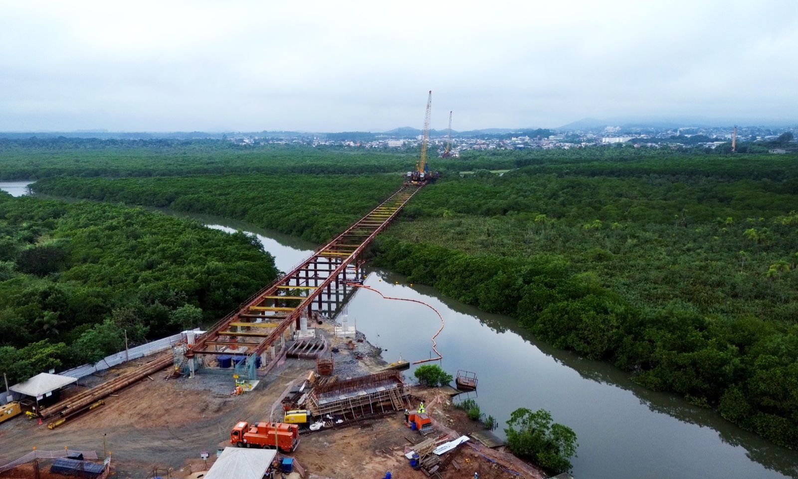 Estrutura da Ponte Joinville avança 320 metros pelo lado do Boa Vista e chega à margem do Rio Cachoeira