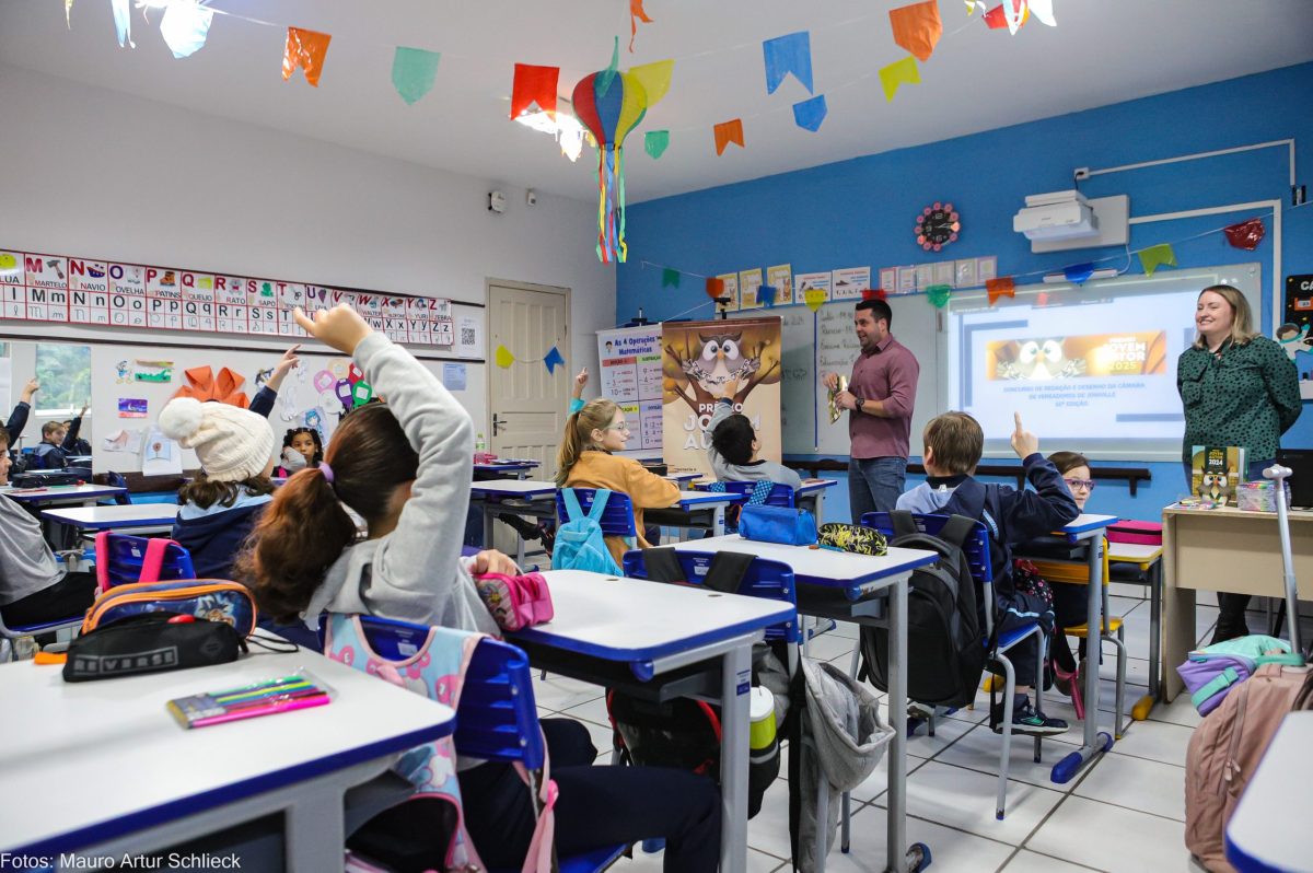 1,2 mil estudantes participam de palestras sobre o Prêmio Jovem Autor 2025