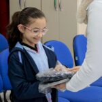 Educação entrega 74 mil kits de uniforme de inverno para estudantes da Rede Municipal de Ensino