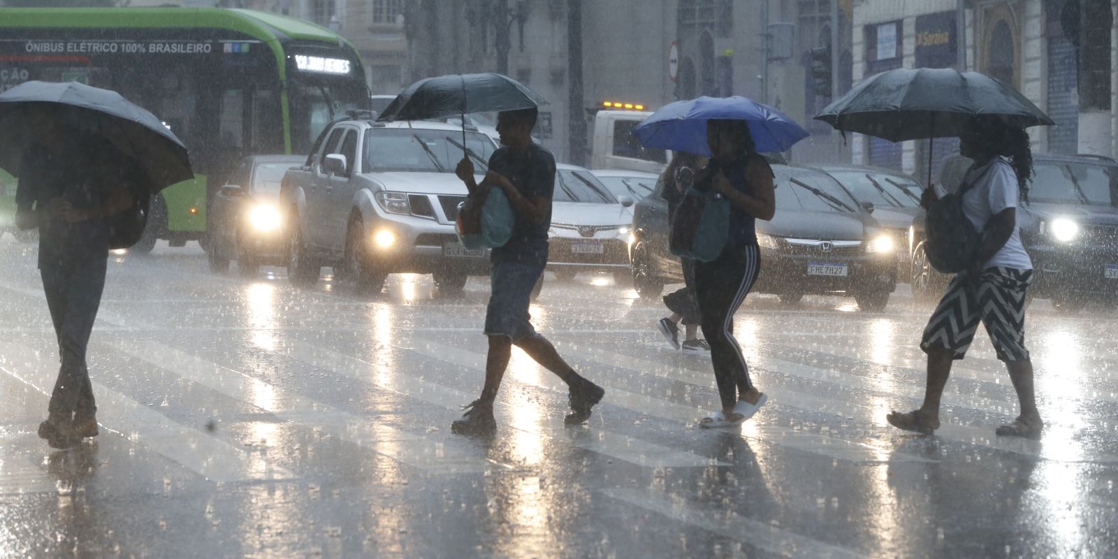 Chuvas causam alagamentos e transtornos na Baixada Santista