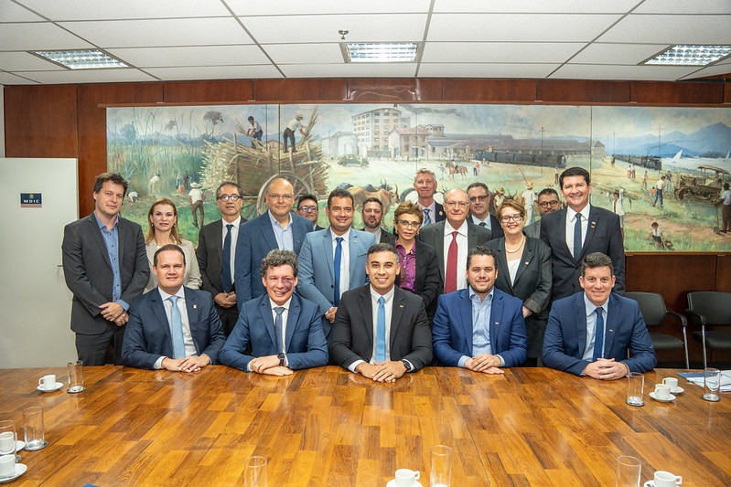 Joinville participa de reunião da Frente Nacional de Prefeitas e Prefeitos e entrega demandas para mitigar efeitos do tarifaço dos EUA ao vice-presidente da República
