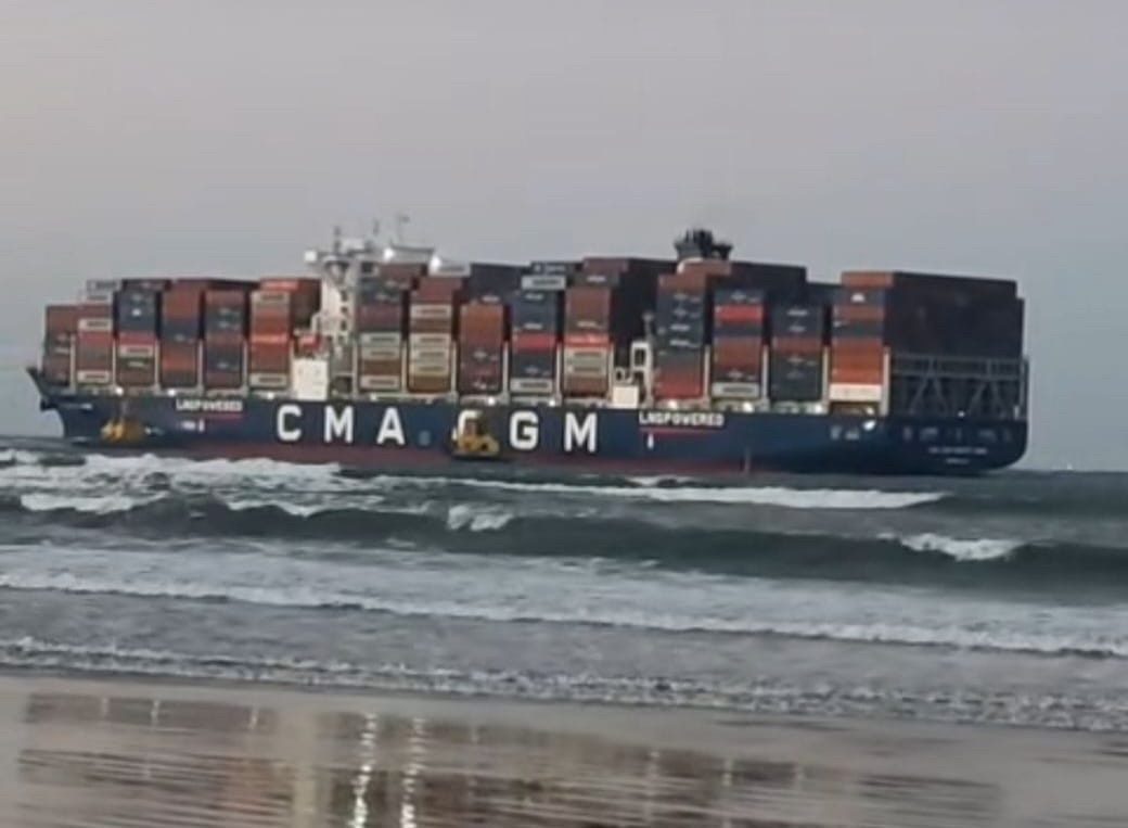 Ventos de até 90 km/h complicam atracação de navio em porto de SC