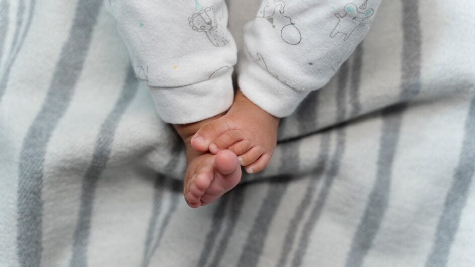 Bebê de 11 meses é internado com fratura e lesões; padrasto é preso mas acusa a mãe da criança