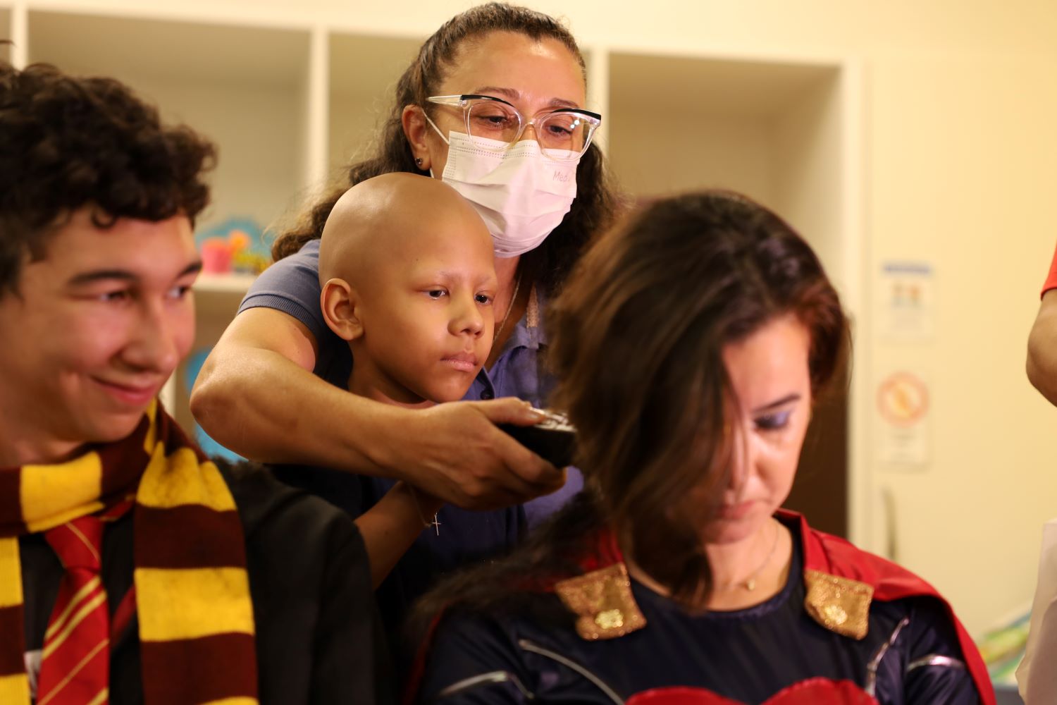 Crianças do HIJG raspam o cabelo de super-heróis em ação pelo diagnóstico precoce do câncer infantil