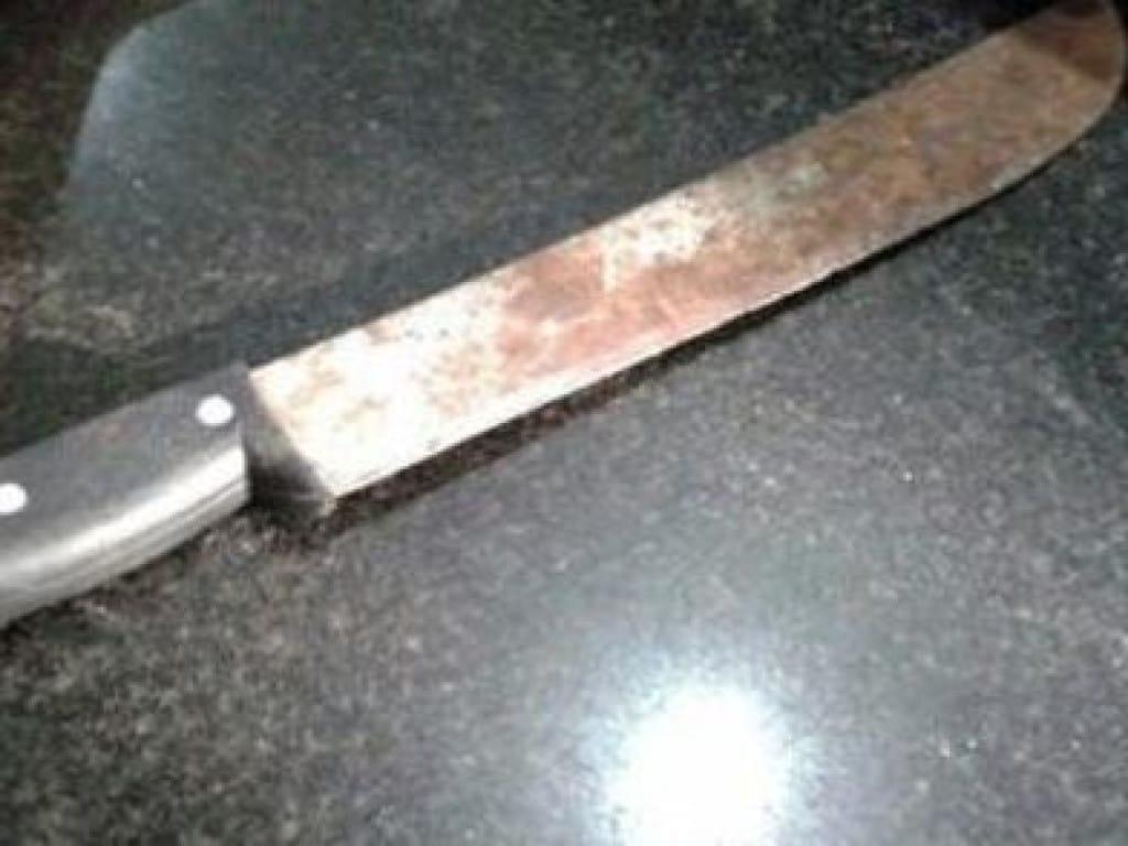 Homem invade casa e esfaqueia amigo da família pelas costas em Itaiópolis