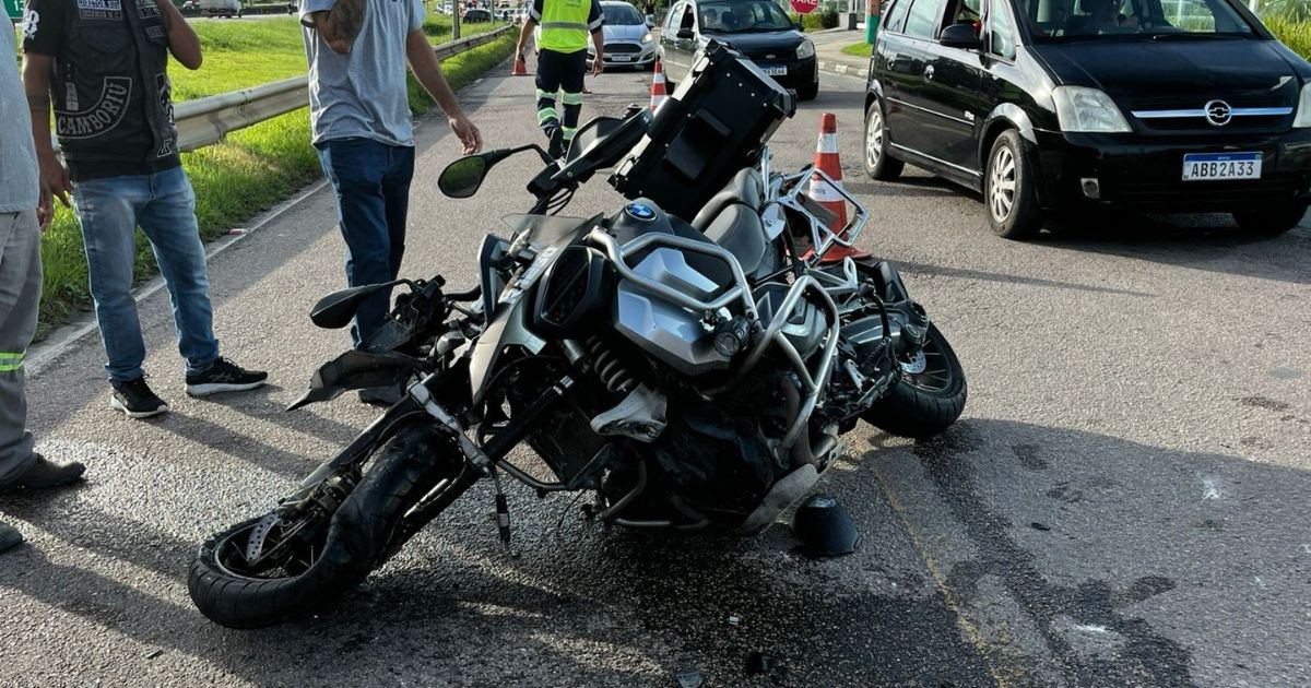 Motociclista sofre suspeita de fratura após carro cortar frente de moto na BR-101 em Camboriú