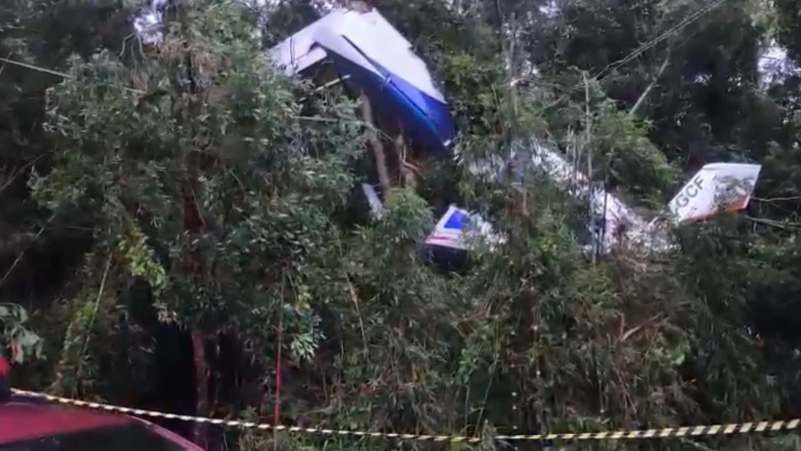 Avião que saiu de Santa Catarina cai durante temporal no Paraná e piloto morre