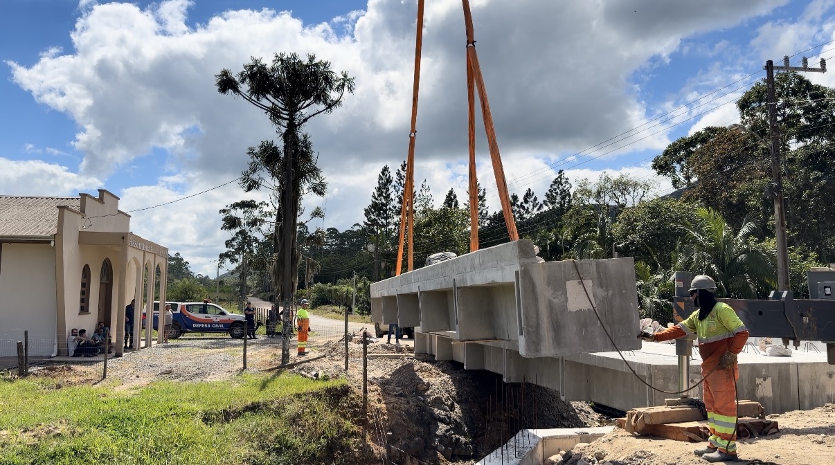 Proteção e Defesa Civil instala ponte em Garuva para garantir mobilidade na localidade de Baraharas