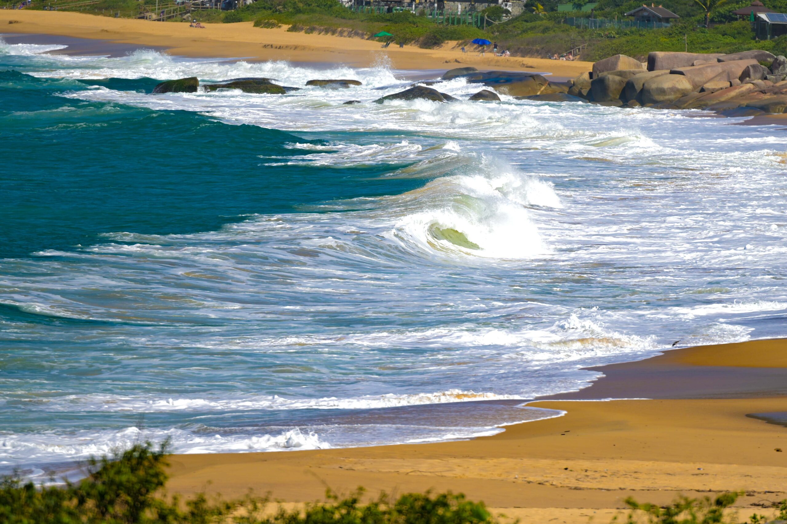 Frente fria se afasta e ciclone mantém ventos fortes e mar agitado em Santa Catarina