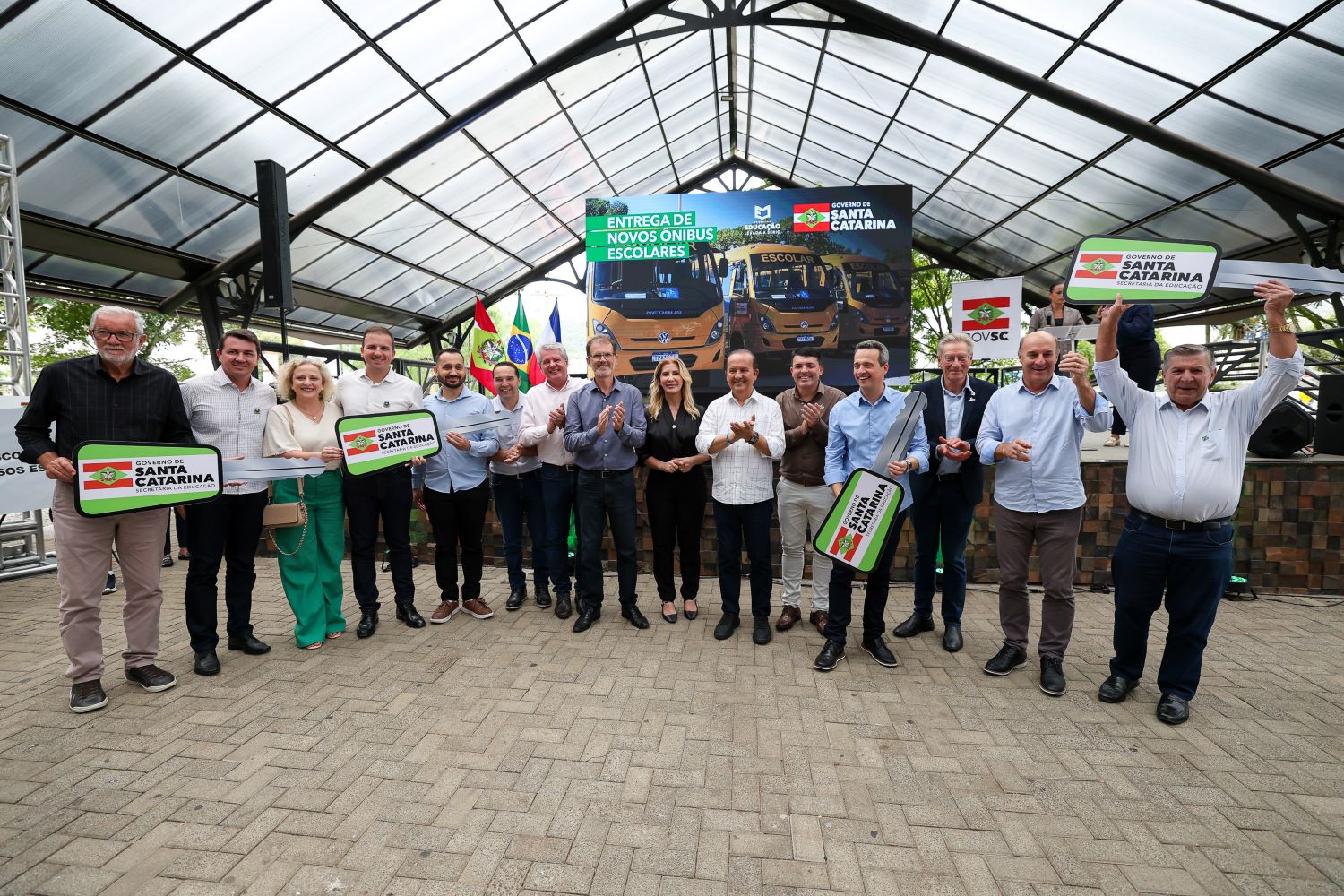 Governo de SC entrega novos ônibus escolares para transporte de estudantes das redes públicas de ensino da Serra e do Sul