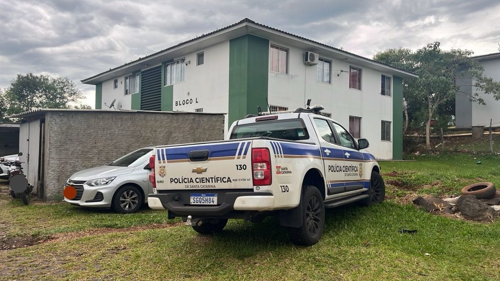 Homem de 23 anos morre eletrocutado ao tentar consertar geladeira em casa, e esposa o encontra sem vida